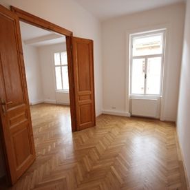 Wohnung sanieren: Hausflur mit Parkettboden in Wien